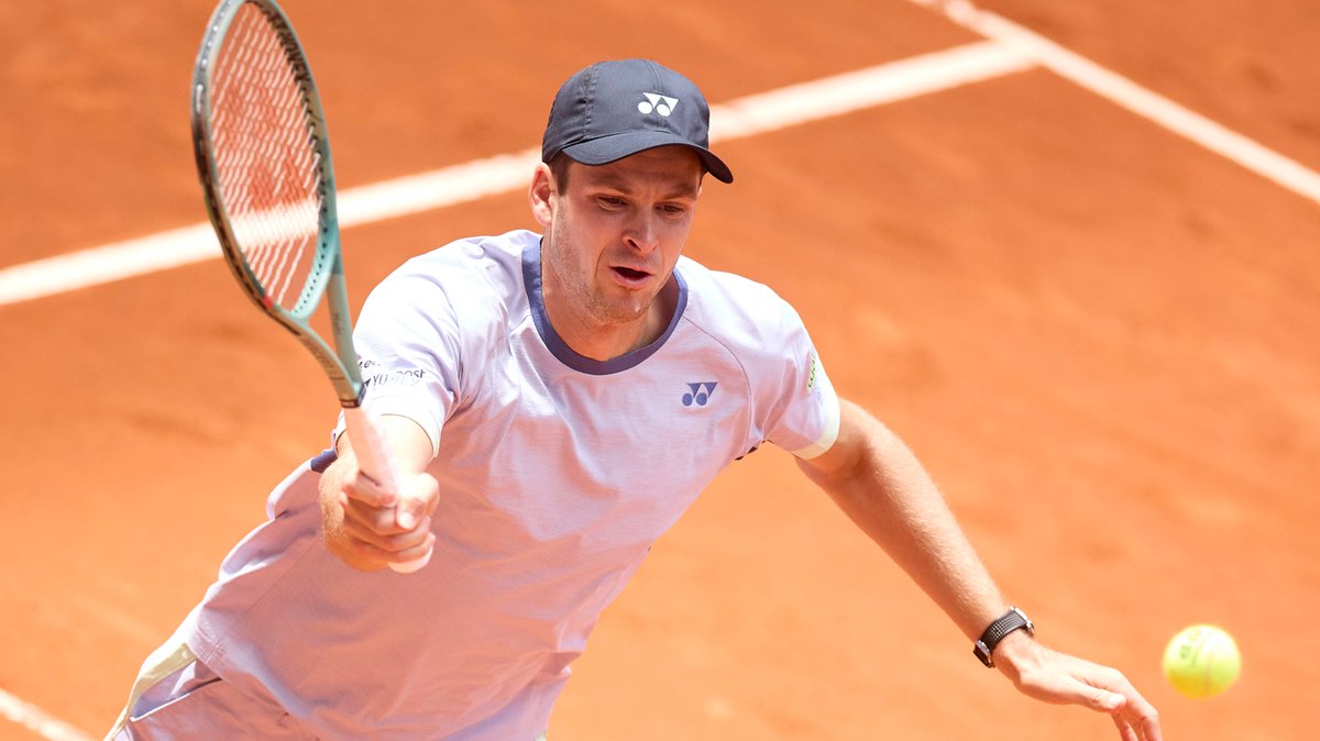 Hubert Hurkacz w akcji podczas turnieju ATP w Madrycie