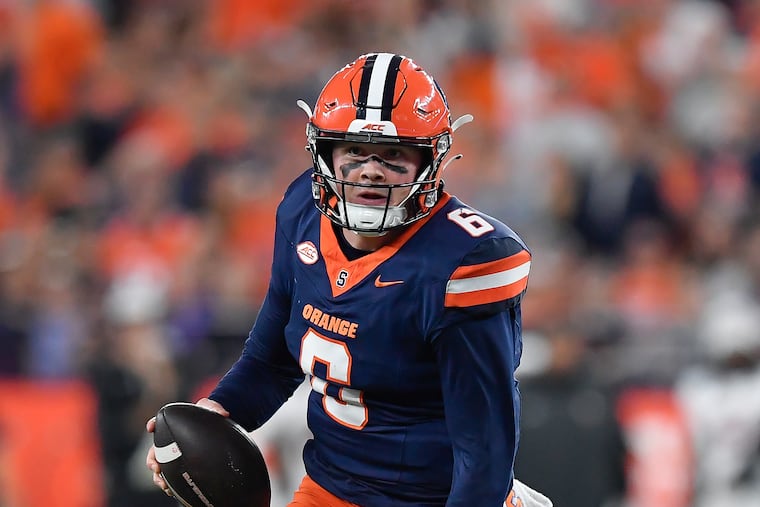 Kyle McCord warming up before a Syracuse game