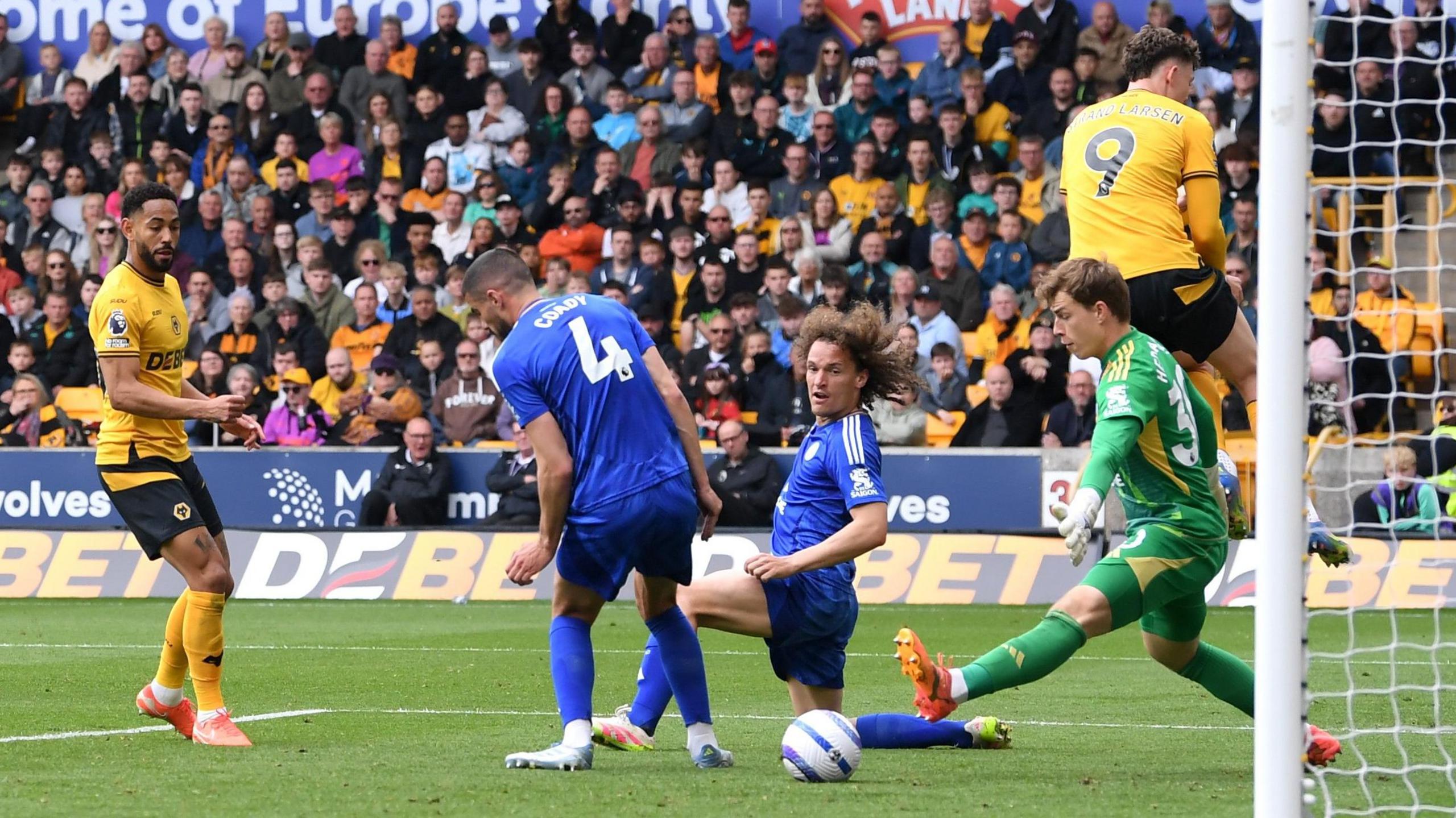 Matheus Cunha celebrates after scoring in Wolves vs Leicester City