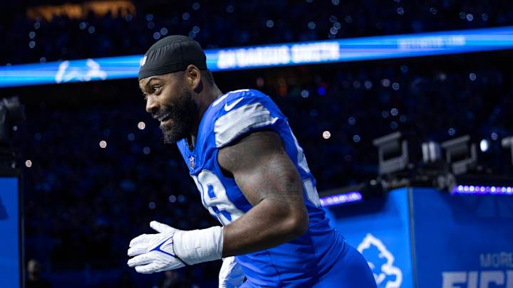 Za'Darius Smith pressures the quarterback in Detroit Lions uniform