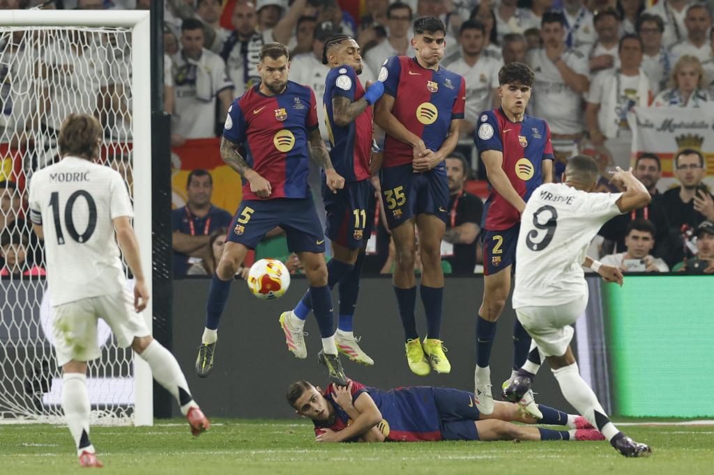 Tchouameni disputa el balón en la final de la Copa del Rey, mostrando su solidez en el mediocampo