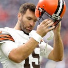 Joe Flacco prepares for practice with the Cleveland Browns, showcasing his veteran leadership.