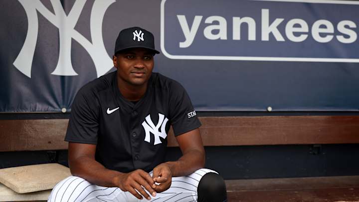 Yerry De Los Santos pitching for the Yankees during a 2025 MLB game