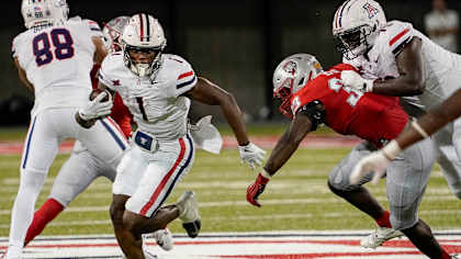 Jacory Croskey-Merritt runs down the field during a college game for the Arizona Wildcats