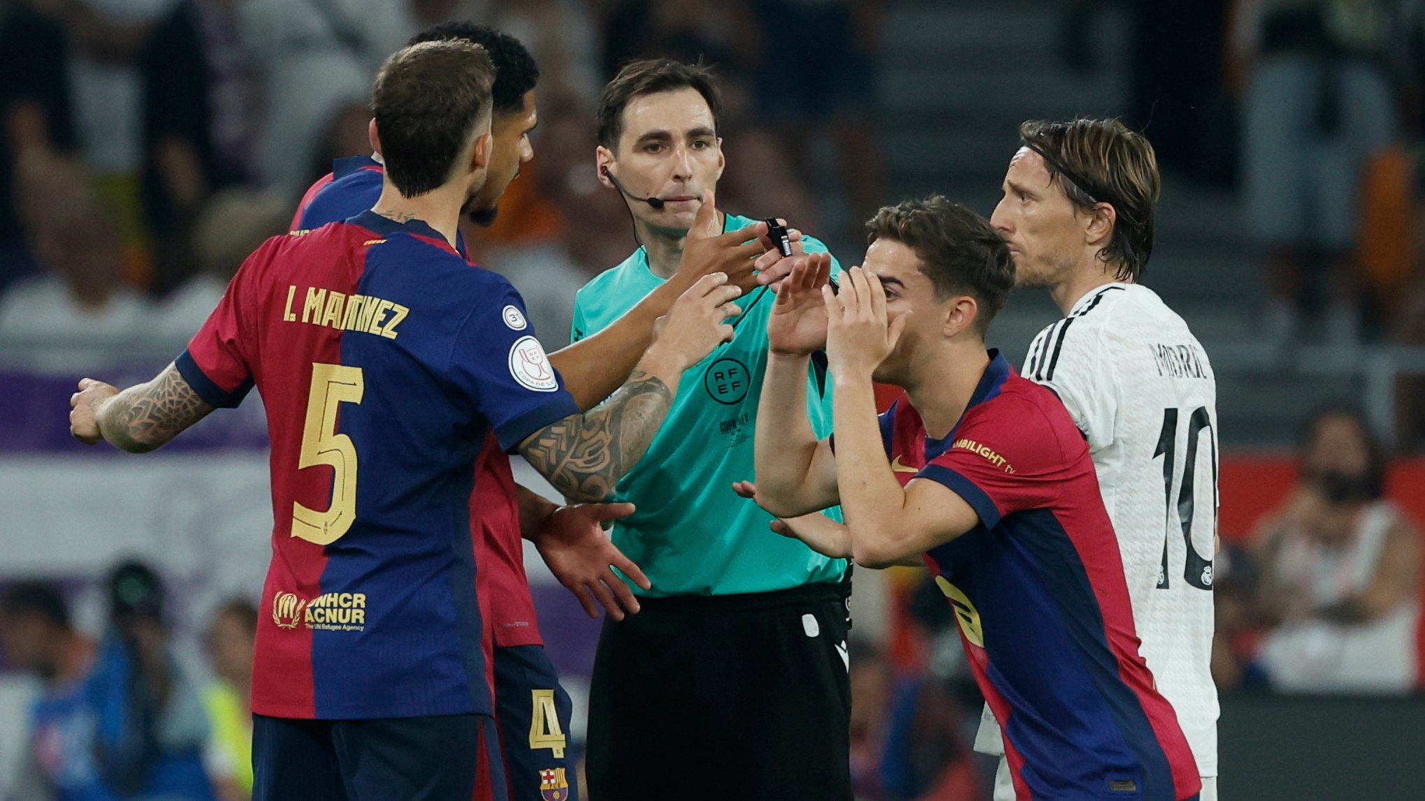 A dramatic moment from the Real Madrid vs Barcelona Copa del Rey final at La Cartuja