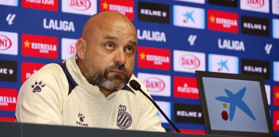 Jugadores disputando el balón en el Villarreal - RCD Espanyol