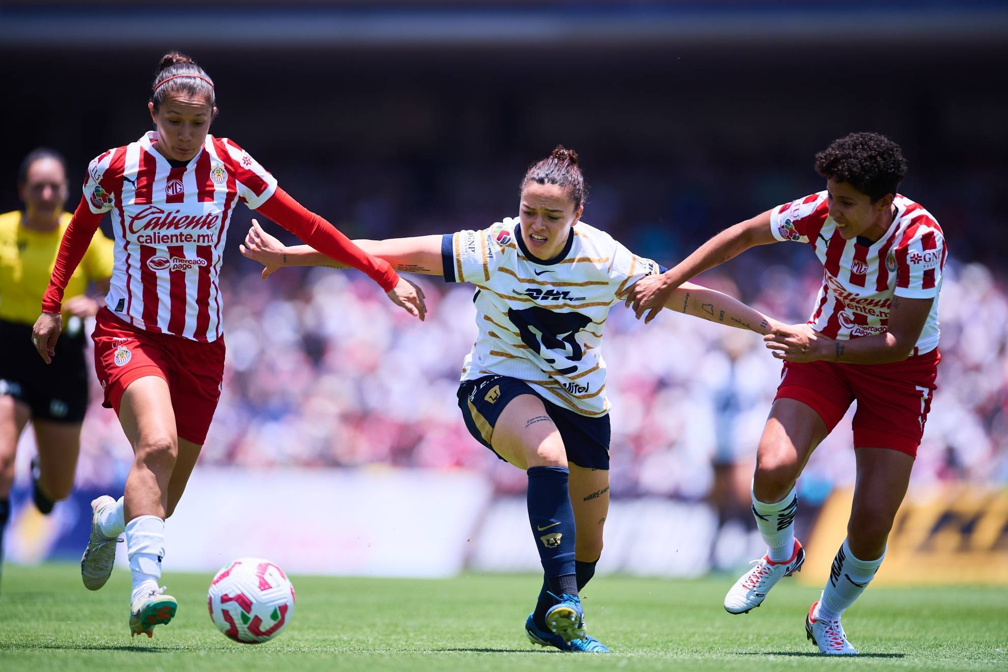 Alicia Cervantes celebra el gol que pone a Chivas Femenil en semifinales de la Liga MX Femenil