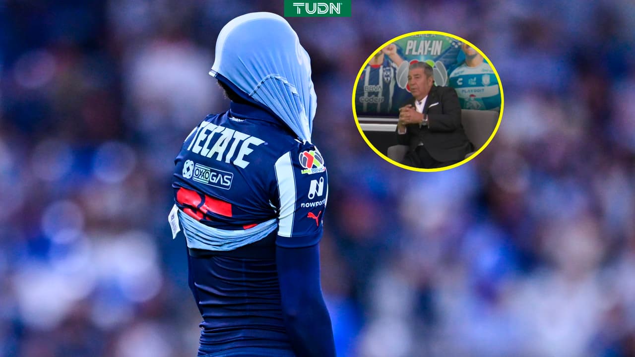 Jugadores de Monterrey disputando el balón en el Estadio BBVA