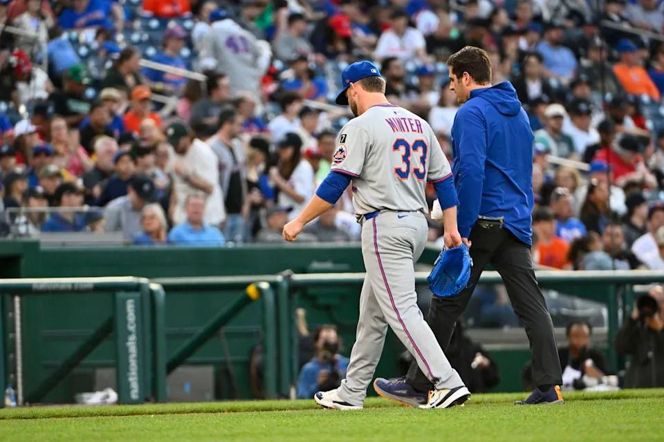 José Ureña pitching for the Mets during a crucial game
