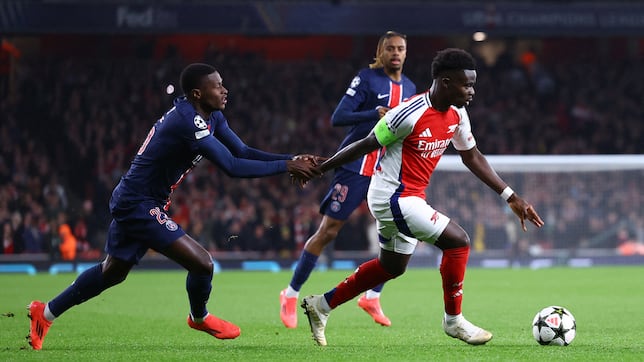 Mikel Merino controla el balón en un partido del Arsenal, pieza clave en Champions League 2024/25