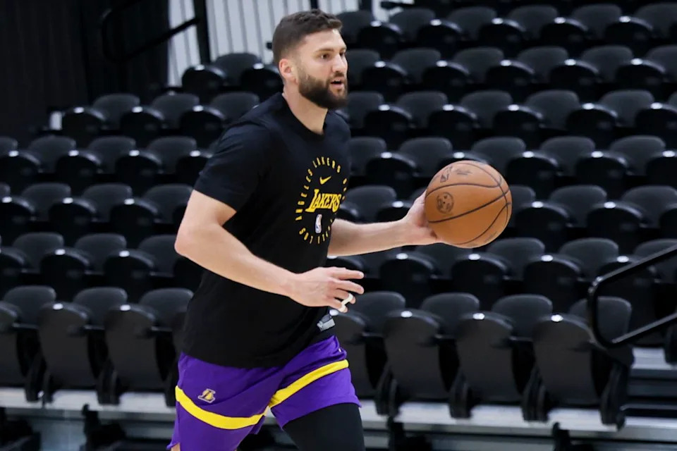 Maxi Kleber practicing with Lakers teammates
