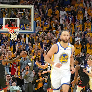 Kevin Knox II shoots a three-pointer during Warriors-Rockets playoff game