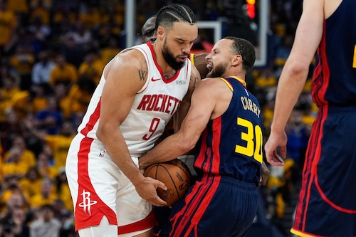 Steph Curry ready to shoot during NBA playoffs, focus on thumb bandage