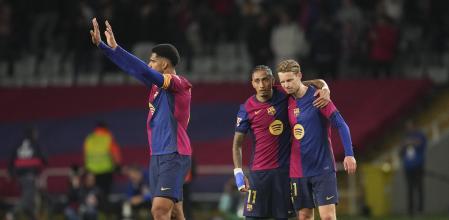Gerard Martín pelea un balón durante un partido del FC Barcelona en Champions League