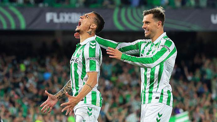 Real Betis vs Fiorentina semi-final action