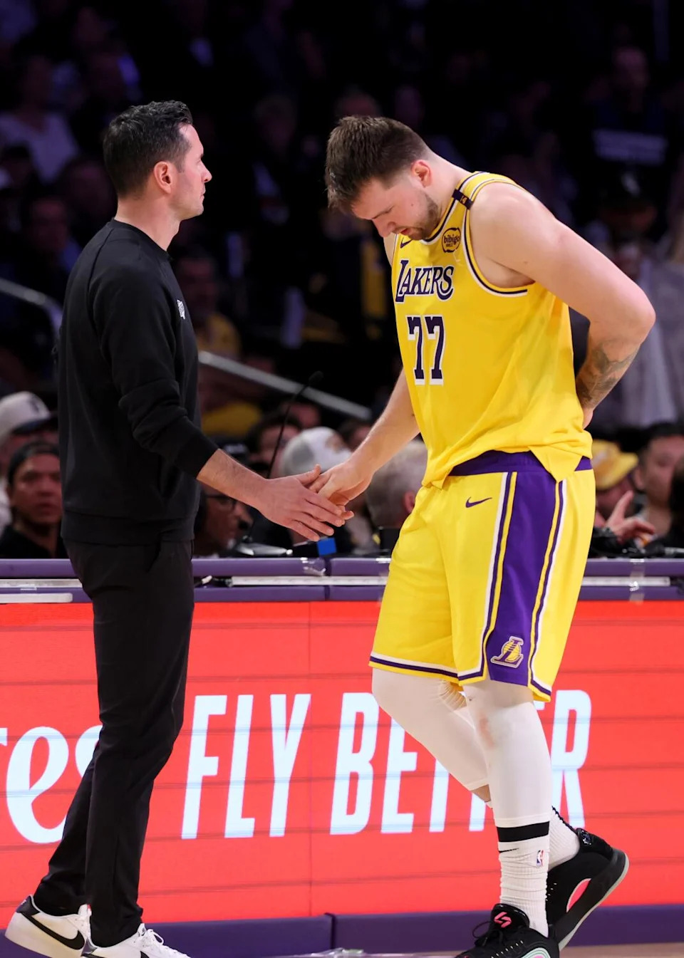 JJ Redick giving instructions during a Lakers game