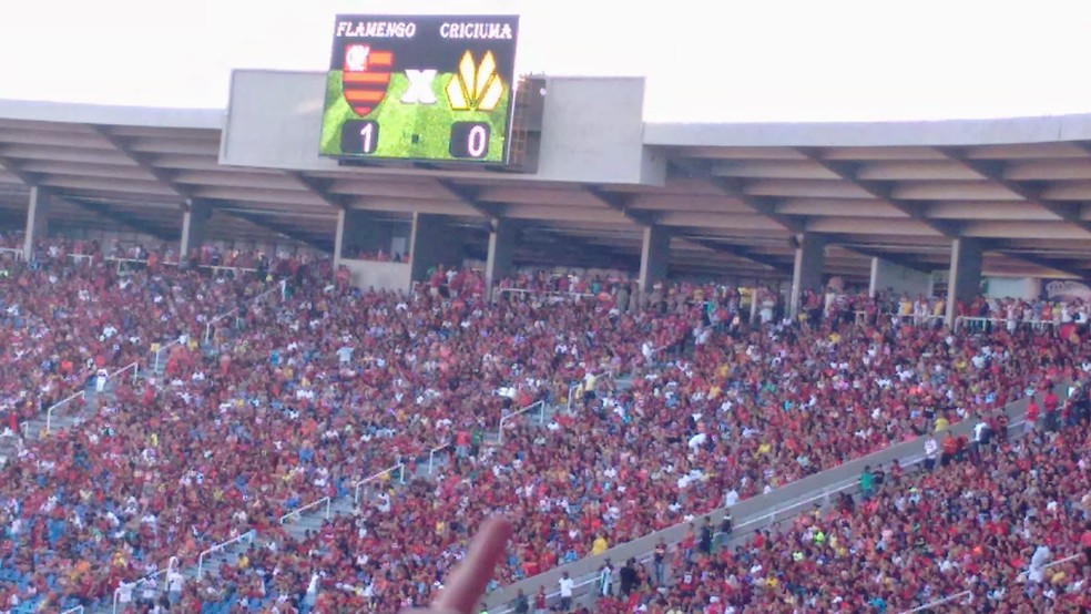 Torcida do Flamengo ocupa as arquibancadas do Castelão em São Luís