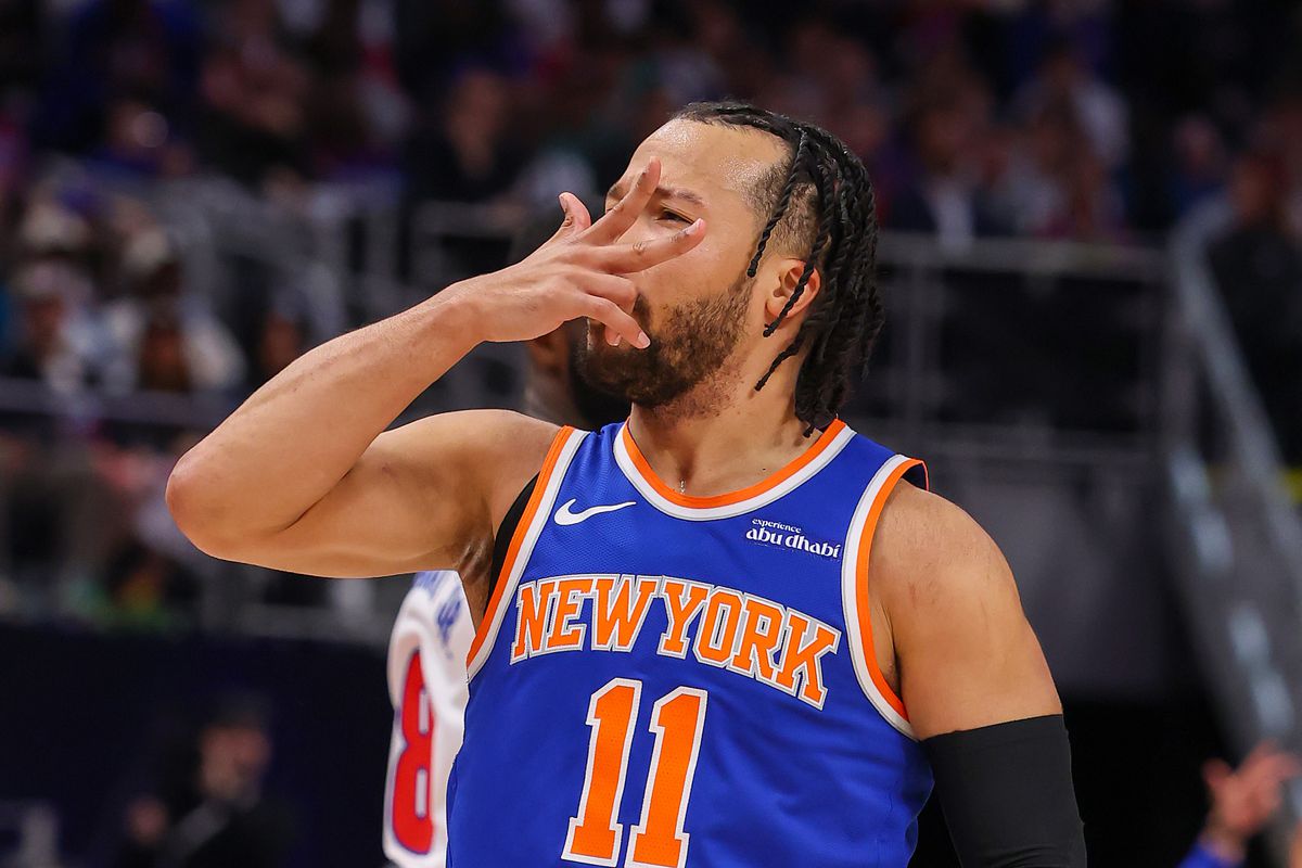 Knicks coach Tom Thibodeau directing his team during a playoff game