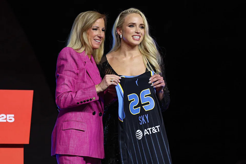 Courtney Vandersloot in action guiding the Chicago Sky backcourt