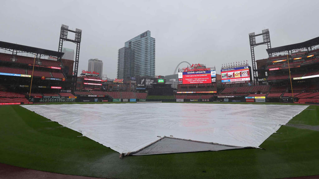 Players warm up at Busch Stadium before the Mets game today