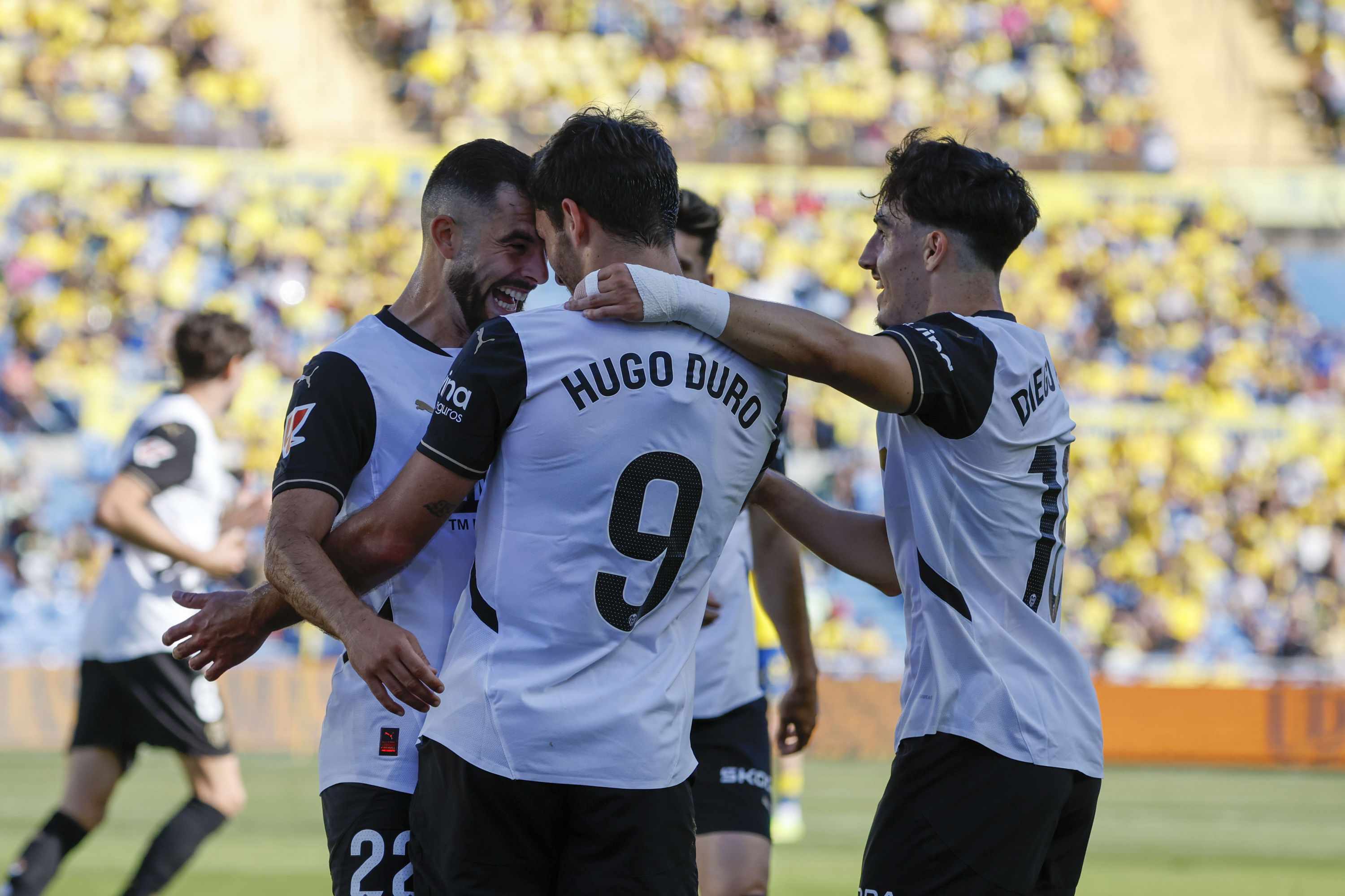 U. D. Las Palmas - Valencia C. F. disputan el balón en el Estadio Gran Canaria