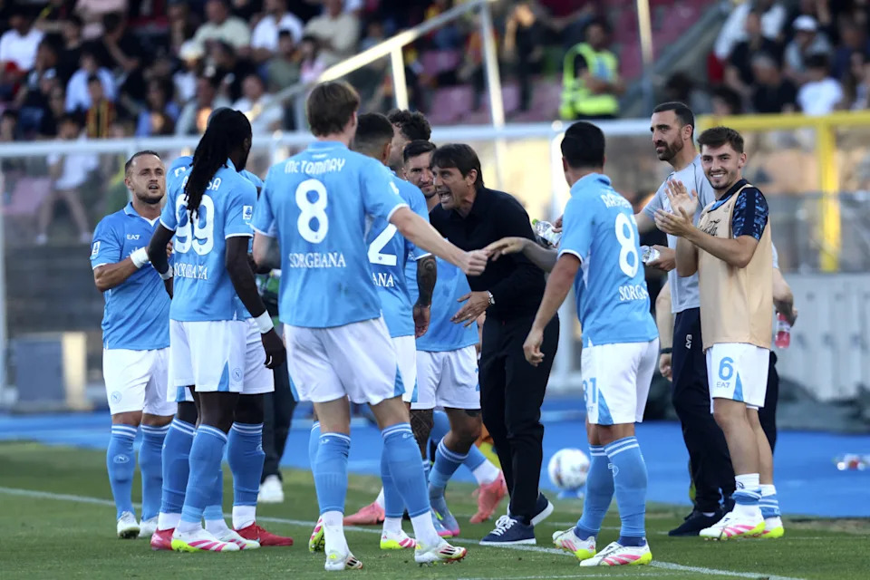 Napoli players celebrate crucial Serie A victory over Lecce