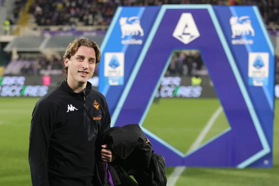 Roma vs Fiorentina players battling for the ball