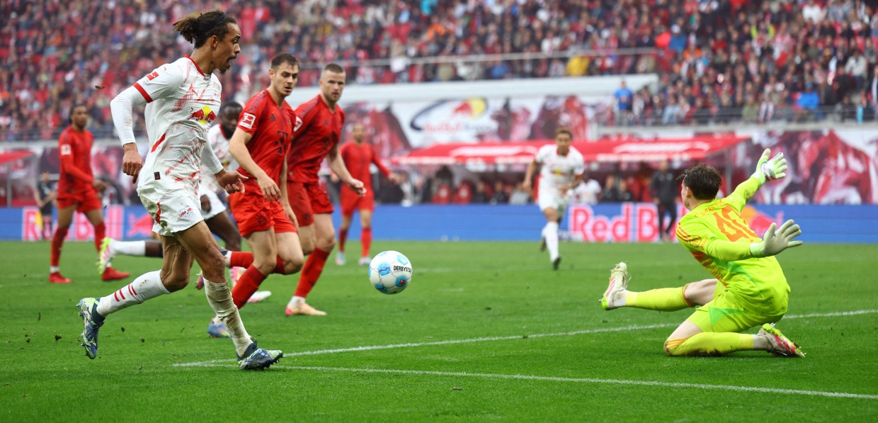 RB Leipzig vs Bayern: Spieler kämpfen um den Ball im Bundesliga-Duell