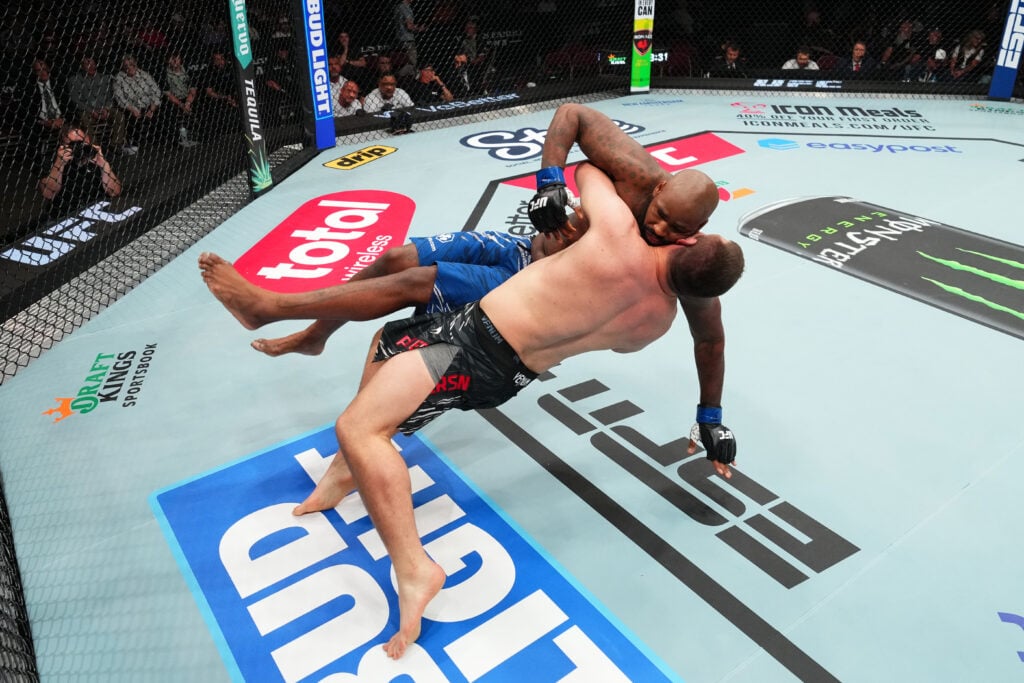 Thomas Petersen dominates Don'Tale Mayes at UFC Des Moines