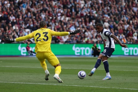 Jarrod Bowen celebrates his equaliser during West Ham vs Tottenham at the London Stadium