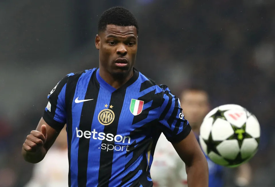 Denzel Dumfries celebrates during Champions League action