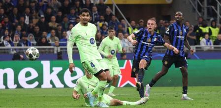 Ronald Araújo defendiendo en semifinales de Champions con el Barcelona