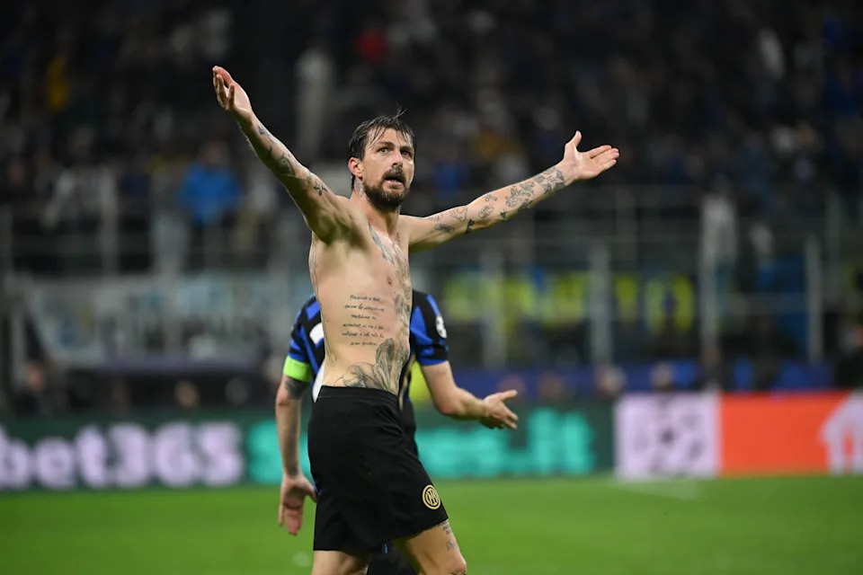 Davide Frattesi celebrates Inter's dramatic winner against Barcelona