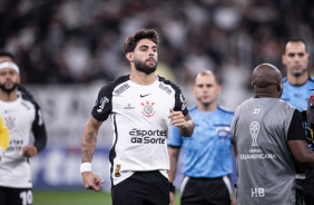 Jogadores do Corinthians entrando em campo na Sul-Americana