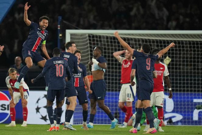 Scène de joie au Parc des Princes lors de la victoire du Paris-SG – Arsenal