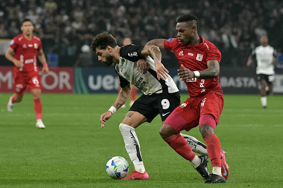 Conmebol Sudamericana match action between Corinthians and América de Cali