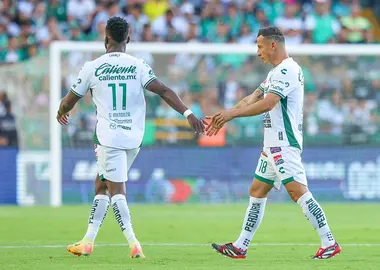 Jugadores disputando el balón en el partido Pachuca - América