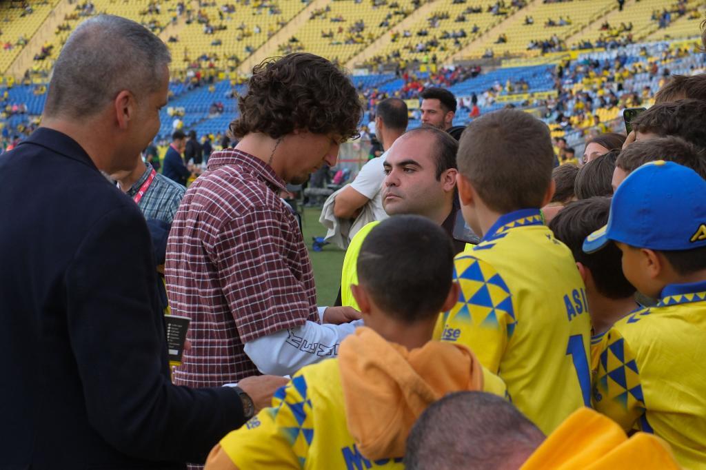 Las Palmas vs Rayo Vallecano players warming up before the match