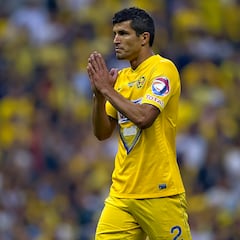 Jugadores en acción durante el partido Necaxa - Tigres.