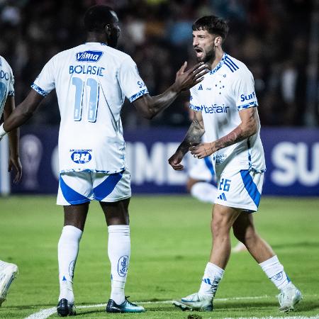 Jogadores do Cruzeiro em campo na partida pela Sul-Americana