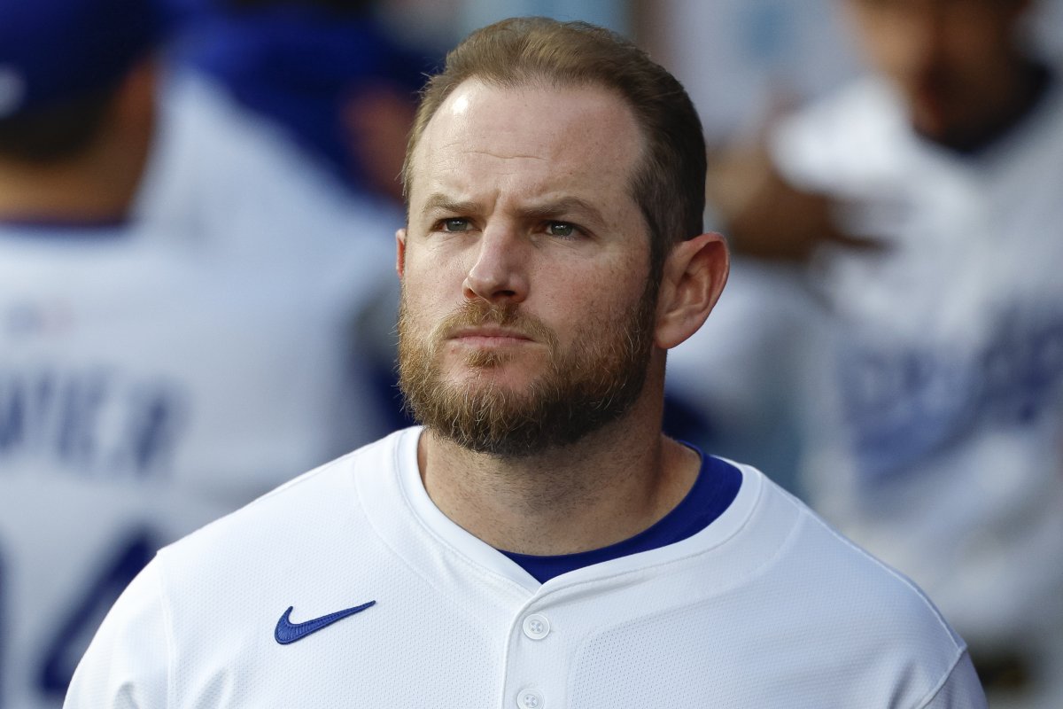 Max Muncy at bat for the Dodgers, focused on the game