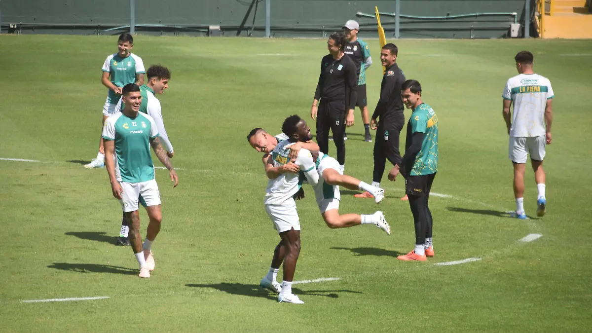 James Rodríguez celebrando un gol con el León en la Liga MX