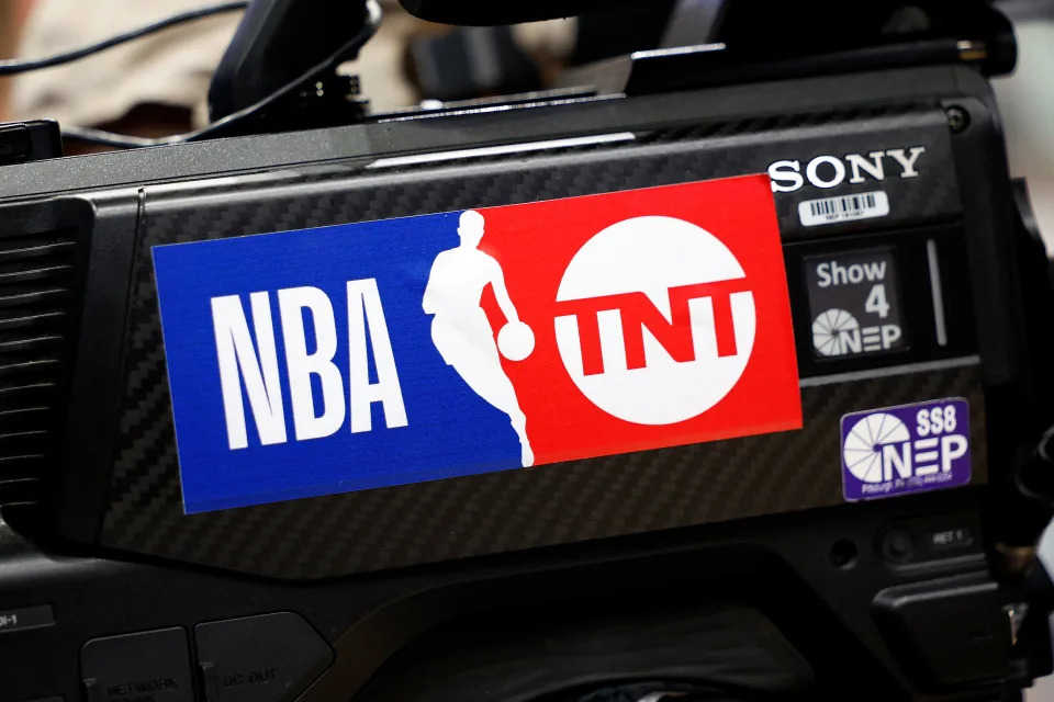 Inside the NBA crew honors Kevin Thomas