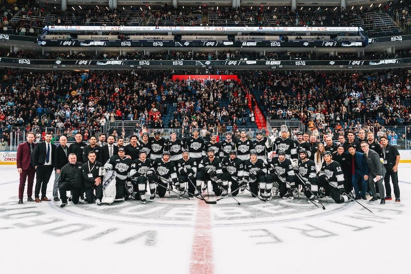 Brad Marchand célèbre un but décisif en séries LNH
