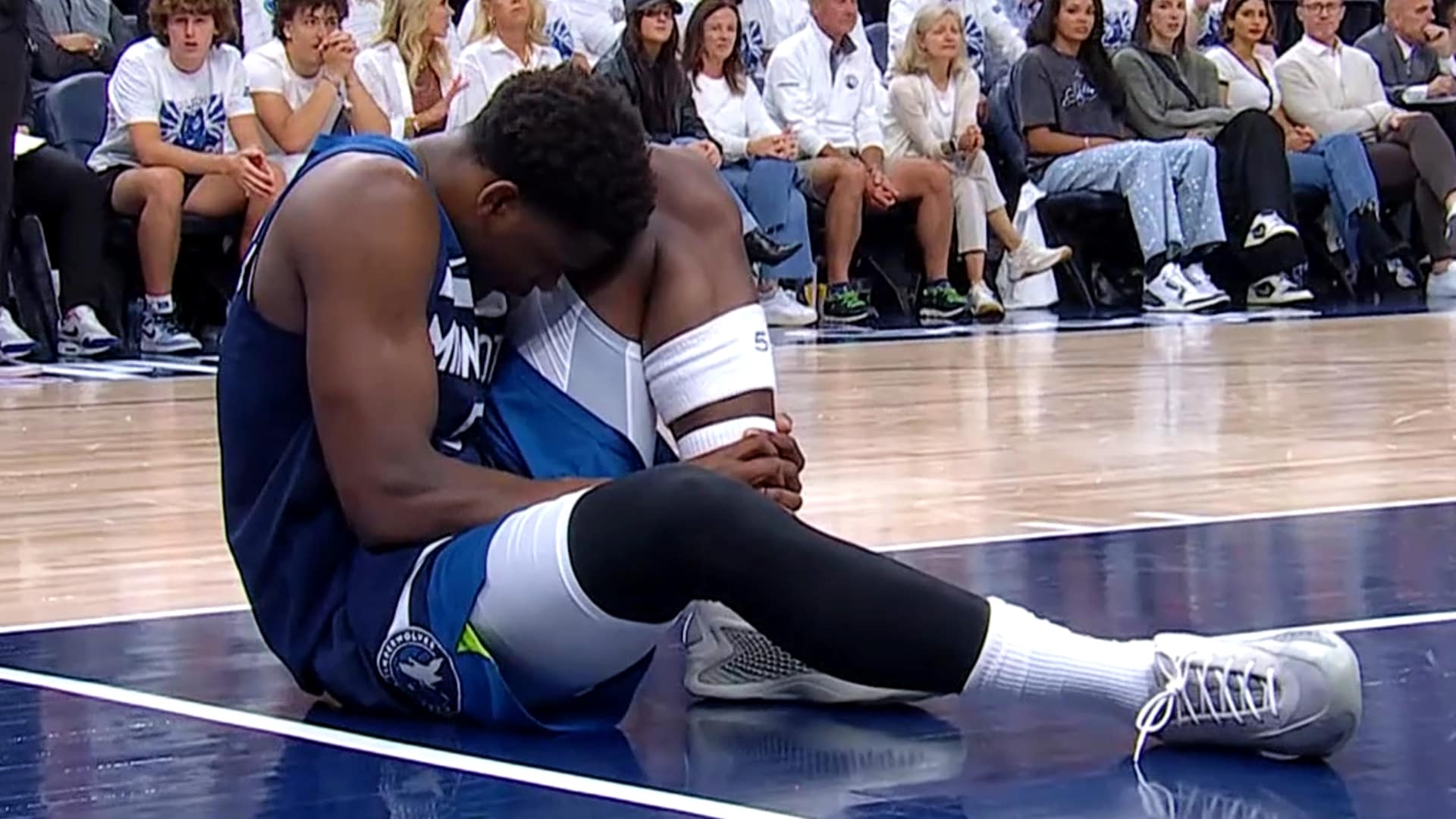 Julius Randle celebrates after a big play in the Timberwolves game today