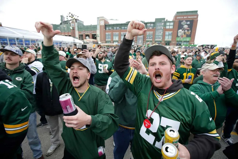 NFL schedule leak discussion featuring Packers and Vikings fans