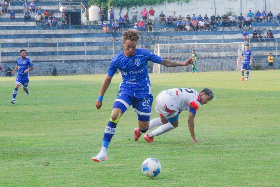 Jugadores disputando el balón en el partido Firpo - Fuerte San Francisco