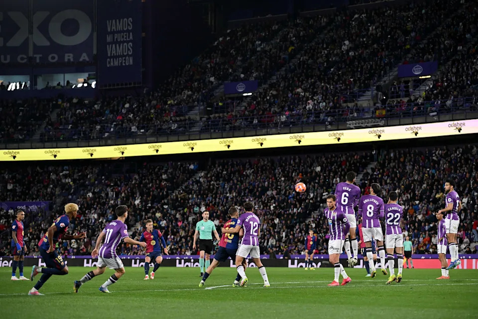 Frenkie de Jong controls the ball during a Barcelona match