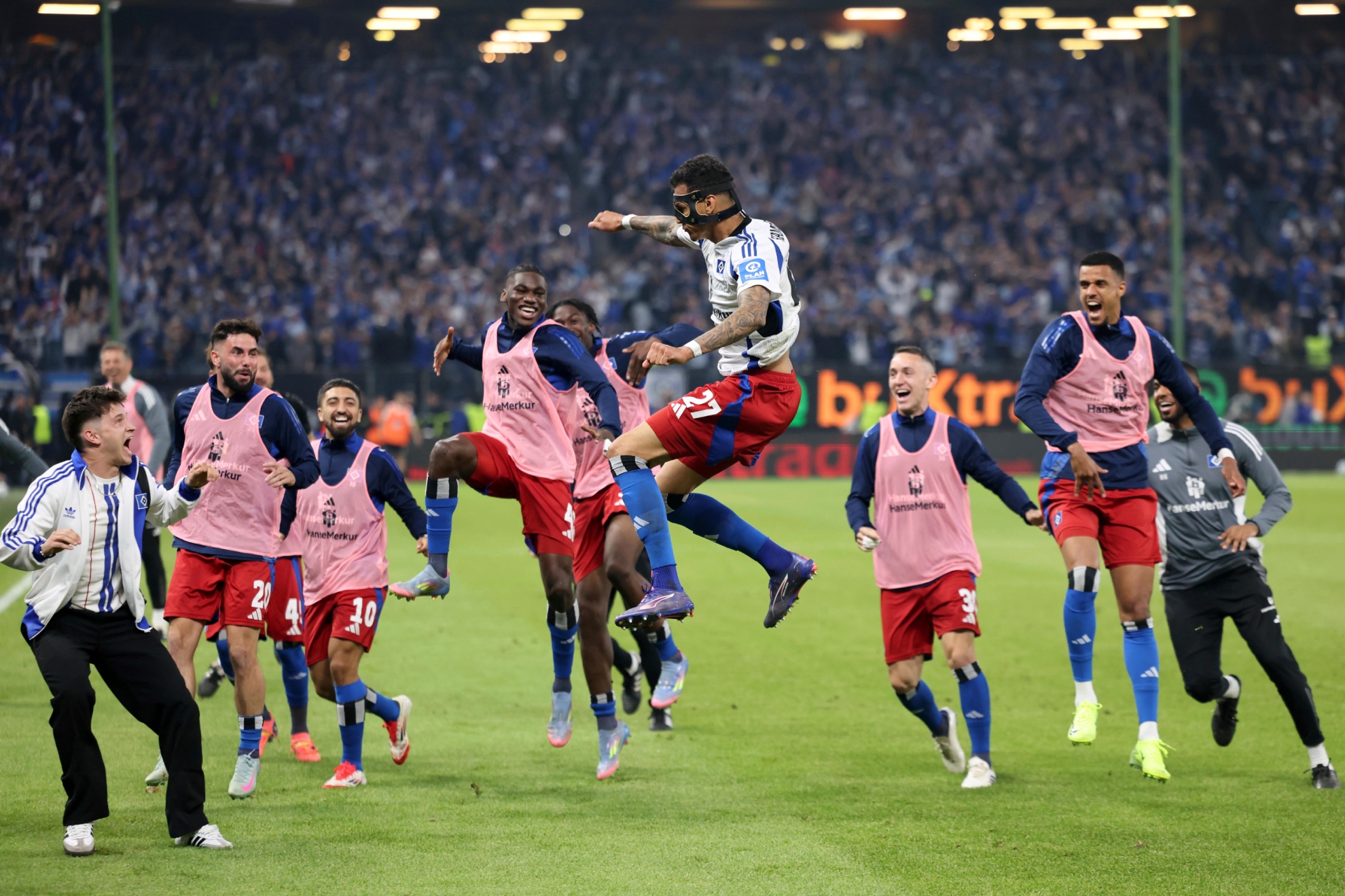Celebración del Hamburgo tras lograr el ascenso a la Bundesliga, un hito en los deportes alemanes.