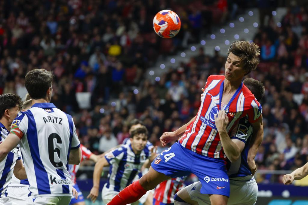 Celebración de los jugadores del Atlético de Madrid tras marcar un gol, demostrando unión y fuerza en el Metropolitano. Alt: Celebración de gol Atlético de Madrid